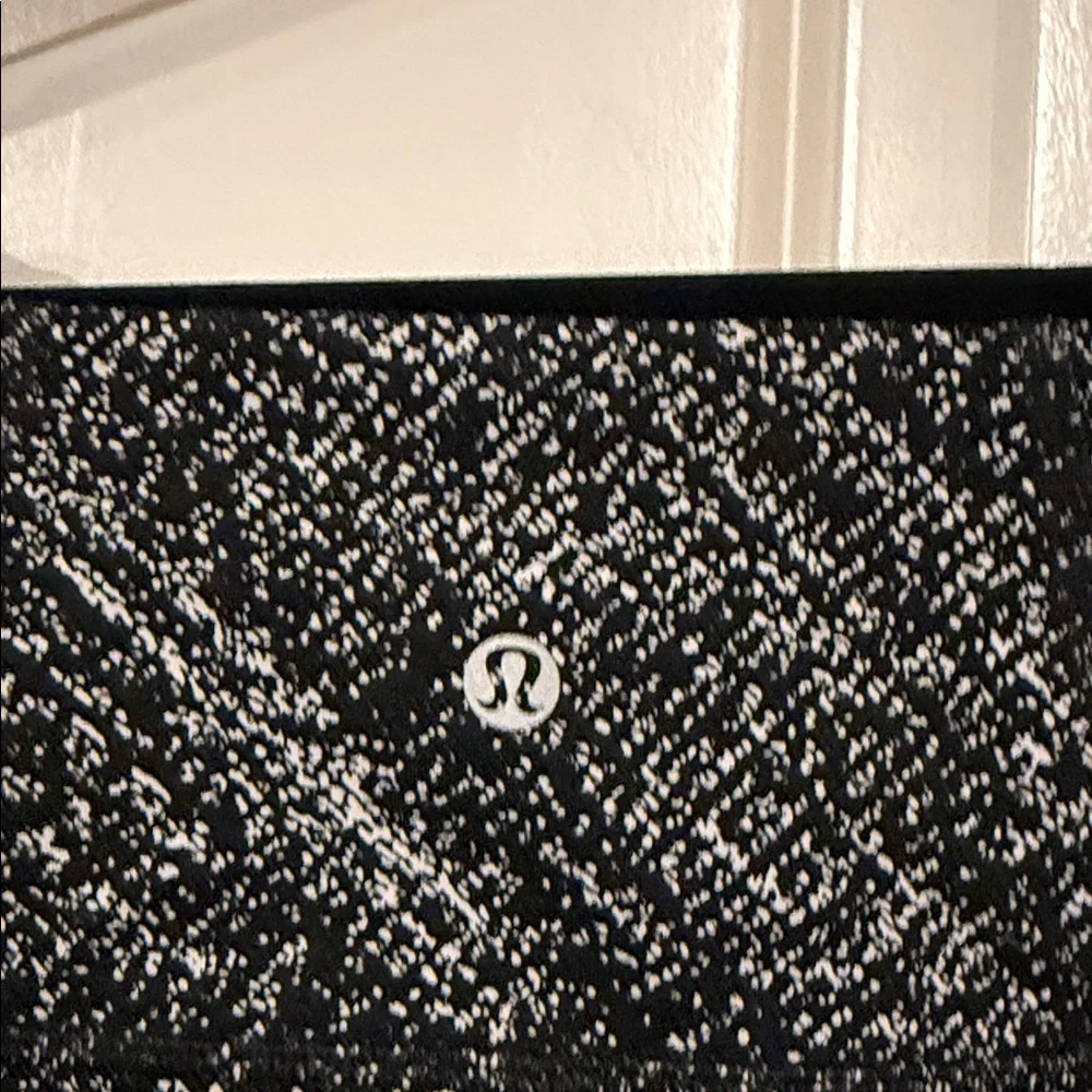 Lightly worn Lululemon Black and Gray Leggings size 8